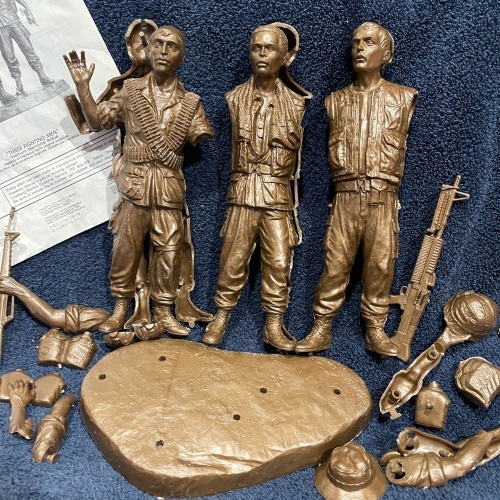 Three Fighting Men model kit - Incomplete - Picture 3 of 7